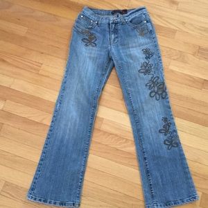 Adorable embroidered pair of jeans 👖
